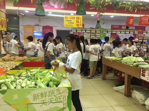 孩子們認(rèn)真的在選擇自己想要買的蔬菜